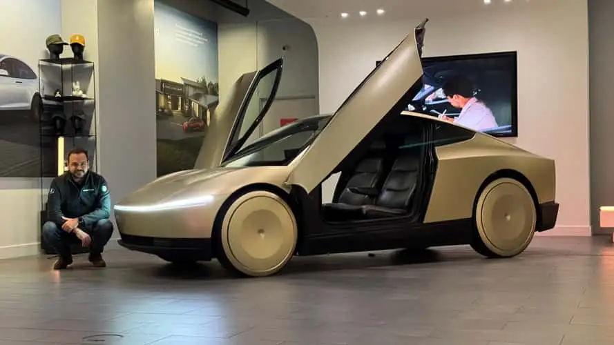 Tesla Cybercab canlı olarak görüldü