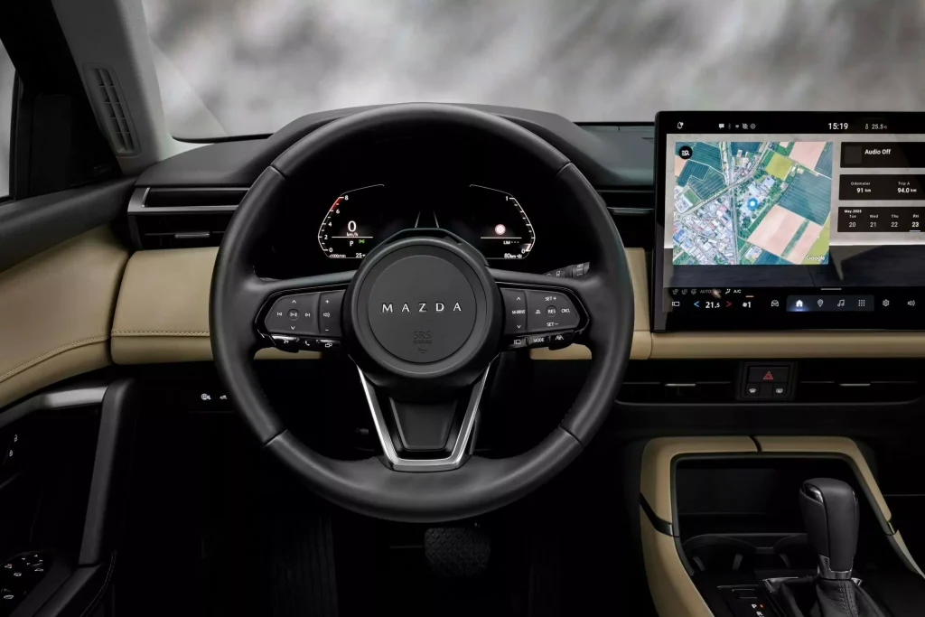 2026 Mazda CX-5, fiziksel butonları kaldırarak tamamen dijital kokpit yapısına geçti. 15.6 inç dokunmatik ekran, Google Built-in altyapısı ve gelişmiş sürüş teknolojileriyle yeni Mazda CX-5 özellikleri