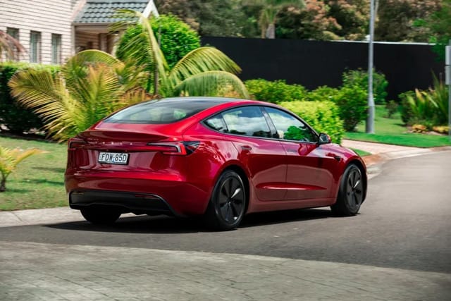 Tesla Model 3 2026 Alınır mı? Türkiye Fiyatı, Menzili ve Artı–Eksileri