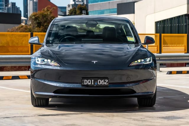 Tesla Model 3 2026 Alınır mı? Türkiye Fiyatı, Menzili ve Artı–Eksileri