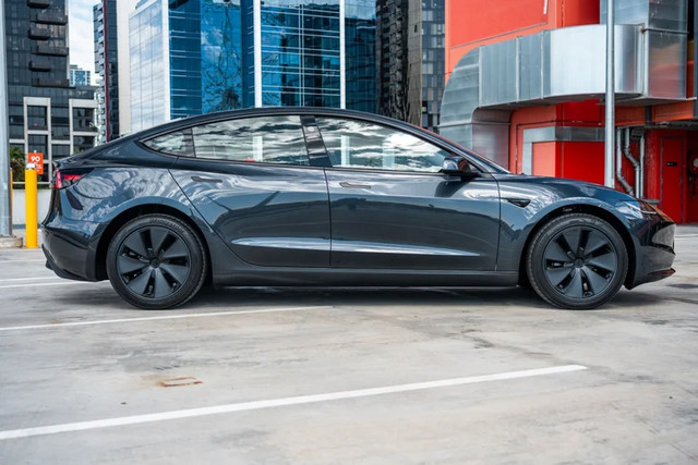 Yeni Model 3 ile Tesla Seviye Atlattı! 2026 Versiyonun Tüm Özellikleri