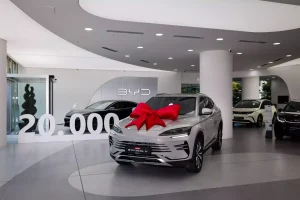 BYD, Aralık 2025 güncel fiyat listesini açıkladı. Marka, Türkiye’de yüksek satış adetlerine ulaşan DOLPHIN ve SEAL modellerinde indirime giderken, yeni eklenen ATTO2 ve SEALION 7 modelleri listede ilk kez yer aldı. Diğer BYD modellerinin fiyatlarında ise değişiklik yapılmadı.