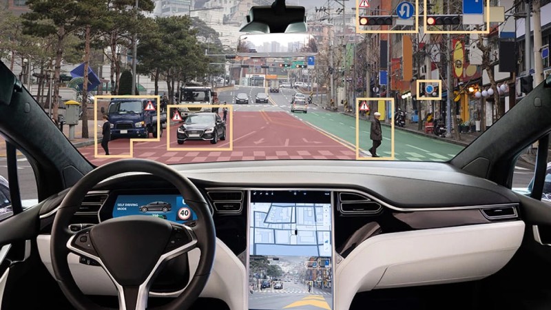 Direksiyon Boştu, Tesla Gidiyordu: Musk’tan Robotaksi Gövde Gösterisi