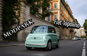 Stellantis, satış performansı zayıf kalan Fiat 500X sonrası bayilerini rahatlatacak önemli bir adım atarak, Avrupa’nın en küçük elektrikli modeli olan Fiat Topolino’yu ABD pazarına getiriyor. Kompakt yapısı sayesinde bir garaja yan yana iki adet Topolino’nun sığabilmesi, markanın modeli “golf arabasına modern bir elektrikli alternatif” olarak konumlandırmasının önünü açıyor. Avrupa’da Başarısını Kanıtladı: ABD’ye Mikro EV Sürprizi Fiat Topolino, Avrupa’da uzun süredir satışta olan Citroën Ami ve Opel Rocks modellerinin kardeşi konumunda. ABD’deki teknik özellikler henüz açıklanmasa da, Avrupa versiyonu Topolino’nun karakterini net biçimde ortaya koyuyor: 8 hp güç, 44 Nm tork üreten elektrik motoru 5.4 kWh batarya ile 75 km menzil (WMTC) 45 km/s maksimum hız – 10 saniyede erişim Bu özellikler, Topolino’yu site içi ulaşım, tatil köyleri, kampüsler ve mahalle içi mobilite alanında golf arabalarının doğrudan rakibi hâline getiriyor. ABD Standartlarına Göre Bile Ultra Kompakt Topolino’nun ölçüleri: Uzunluk: 2.535 mm Aks mesafesi: 1.730 mm Bu boyutlar, aracı yalnızca ABD’deki dev araçlara göre değil, Japonya’nın Kei Car sınıfına göre bile daha küçük bir EV hâline getiriyor. 500e’den tam 1.096 mm daha kısa olan Topolino, F-150 veya Escalade gibi dev SUV’ların yanında adeta bir oyuncak otomobil gibi duruyor. Miami Art Week’te Özel Tasarımlı “Brittolino” Fiat, ABD tanıtımını daha da görünür kılmak için Miami Art Week’te ünlü sanatçı Romero Britto ile birlikte özel bir “art car” hazırladı. Brittolino adı verilen bu tek seferlik tasarım: Rengarenk gövde Mavi tavan Halat (rope) kapılı kapılar Britto imzalı jantlar Gümüş tampon detayları ile Topolino’yu bir sanat eserine dönüştürüyor ve ABD pazarına giriş için güçlü bir PR etkisi yaratıyor. Fiat’tan Net Mesaj: “Golf Arabasını Değiştiriyoruz” Fiat CEO’su Olivier Francois, Topolino’nun Avrupa’da çok hızlı popülerleştiğini ve ABD’de sergilendiği her etkinlikte büyük ilgi gördüğünü belirtiyor. Francois, tüm bu olumlu geri dönüşlerin ardından modelin resmen Amerika pazarına gireceğini doğruluyor. Topolino’nun ABD’deki nihai fiyatı ve sınıflandırması yerel düzenlemelere göre şekillenecek olsa da Fiat’ın hedefi net: Golf arabalarının yerine daha güvenli, daha modern ve tamamen elektrikli bir mikro mobilite alternatifi sunmak.