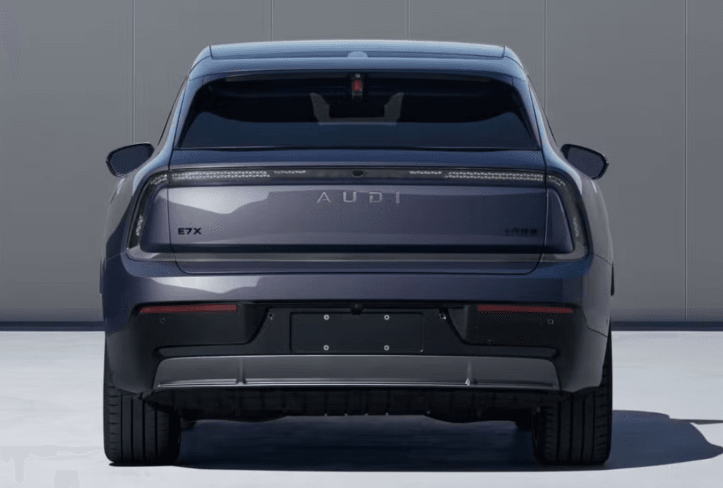Klasik halkalar yerine kullanılan yeni "AUDI" logosu dikkat çekiyor