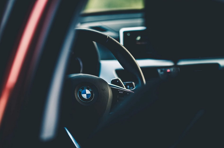 Lüksü Aracınıza Taşıyın: Audi, BMW ve Mercedes İç Aksesuar Rehberi