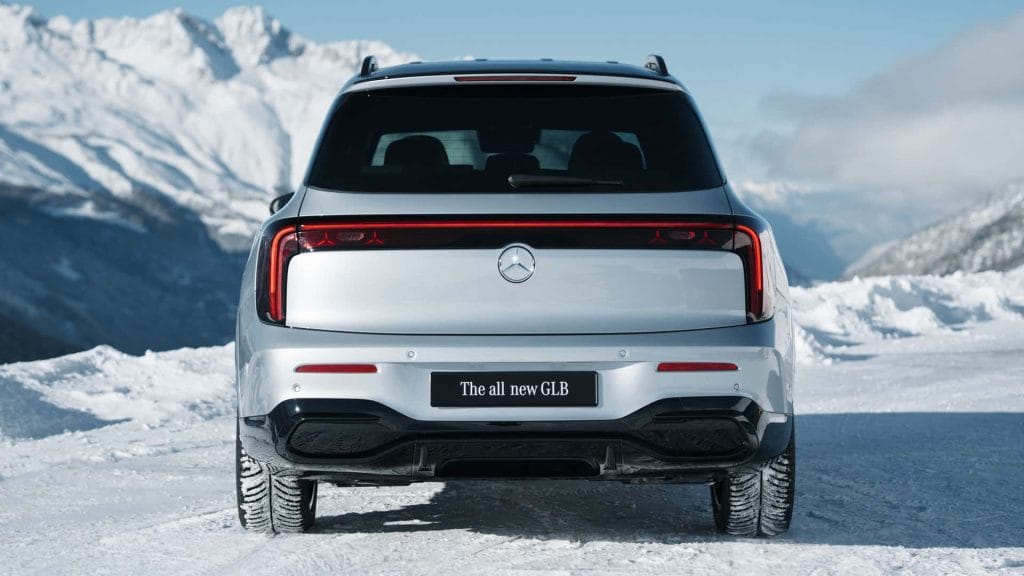 Yeni Mercedes-Benz GLB 2026 tanıtıldı! Tamamen elektrikli, 631 km menzil, MBUX Superscreen ve 320 kW hızlı şarj özellikleriyle premium SUV segmentine damga vuruyor.