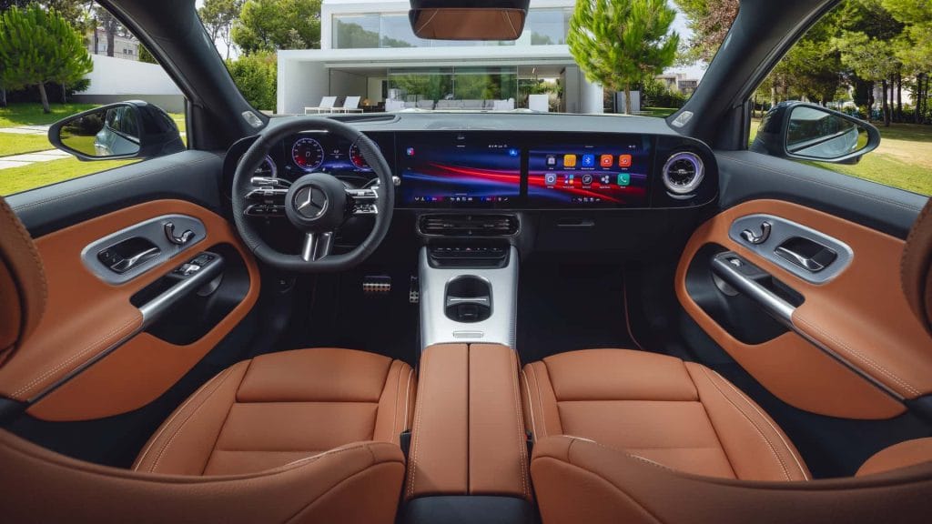 Yeni Mercedes-Benz GLB 2026 tanıtıldı! Tamamen elektrikli, 631 km menzil, MBUX Superscreen ve 320 kW hızlı şarj özellikleriyle premium SUV segmentine damga vuruyor.