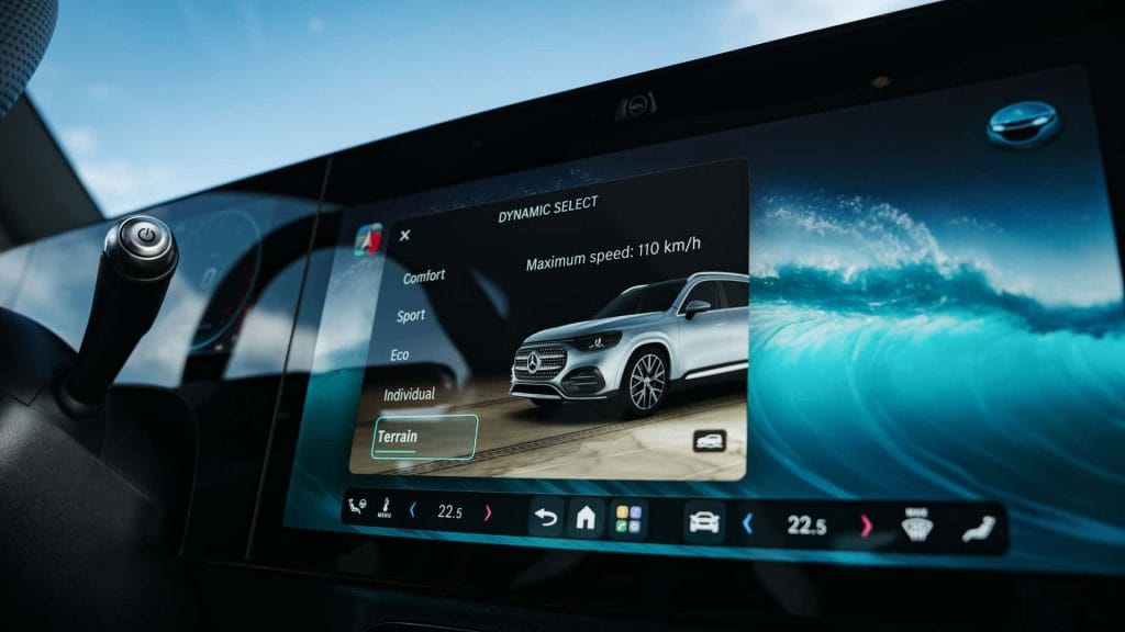 Yeni Mercedes-Benz GLB 2026 tanıtıldı! Tamamen elektrikli, 631 km menzil, MBUX Superscreen ve 320 kW hızlı şarj özellikleriyle premium SUV segmentine damga vuruyor.