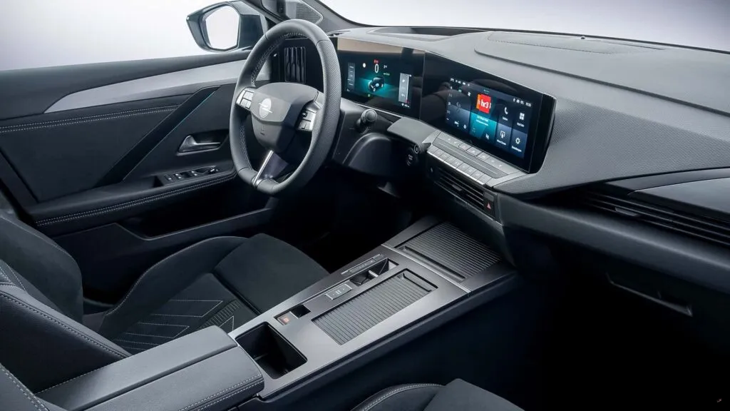Opel Astra Elektrikli Sahneye Çıktı: Benzin Devri Kapanıyor mu?