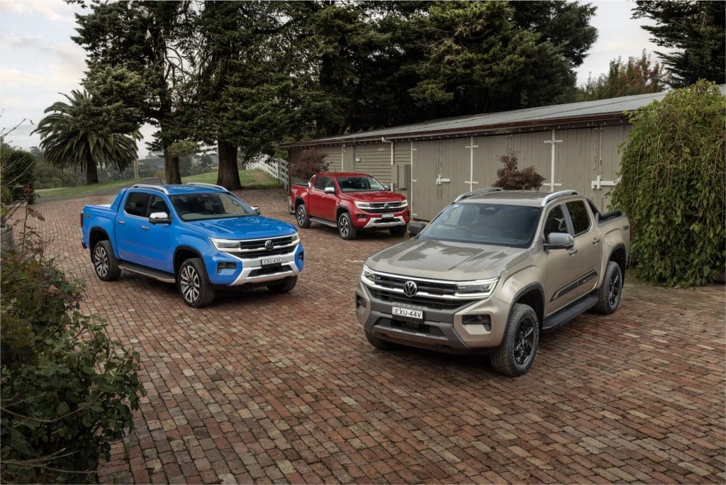 Volkswagen Amarok 2026, V6 dizel motor odaklı yeni ürün gamıyla geliyor. 2.0 Bi-Turbo dizel tamamen kaldırılıyor, giriş seviyesi ise artık TSI452 benzinli motor oluyor. TDI600 V6 ise ürün gamının merkezine yerleşiyor. Yeni Amarok W-Series de 2026’da satışa çıkacak.