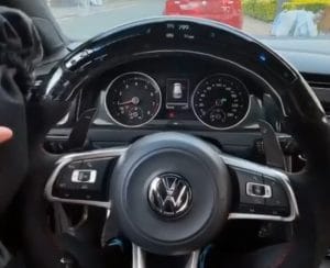 Volkswagen direksiyon gösterge Direksiyon üzerinde gösterge Volkswagen yeni teknoloji Dijital gösterge sistemi Otomotiv iç mekân teknolojileri Volkswagen inovasyon Sürüş güvenliği teknolojileri