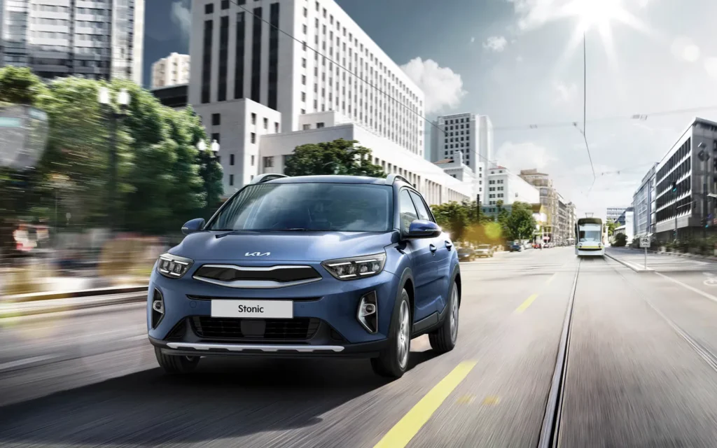 Yeni Kia Stonic 2026 Türkiye’de satışa çıktı. Güncellenen tasarım, 1.0 T-GDI motor, Cool donanım ve güncel fiyat listesi burada.