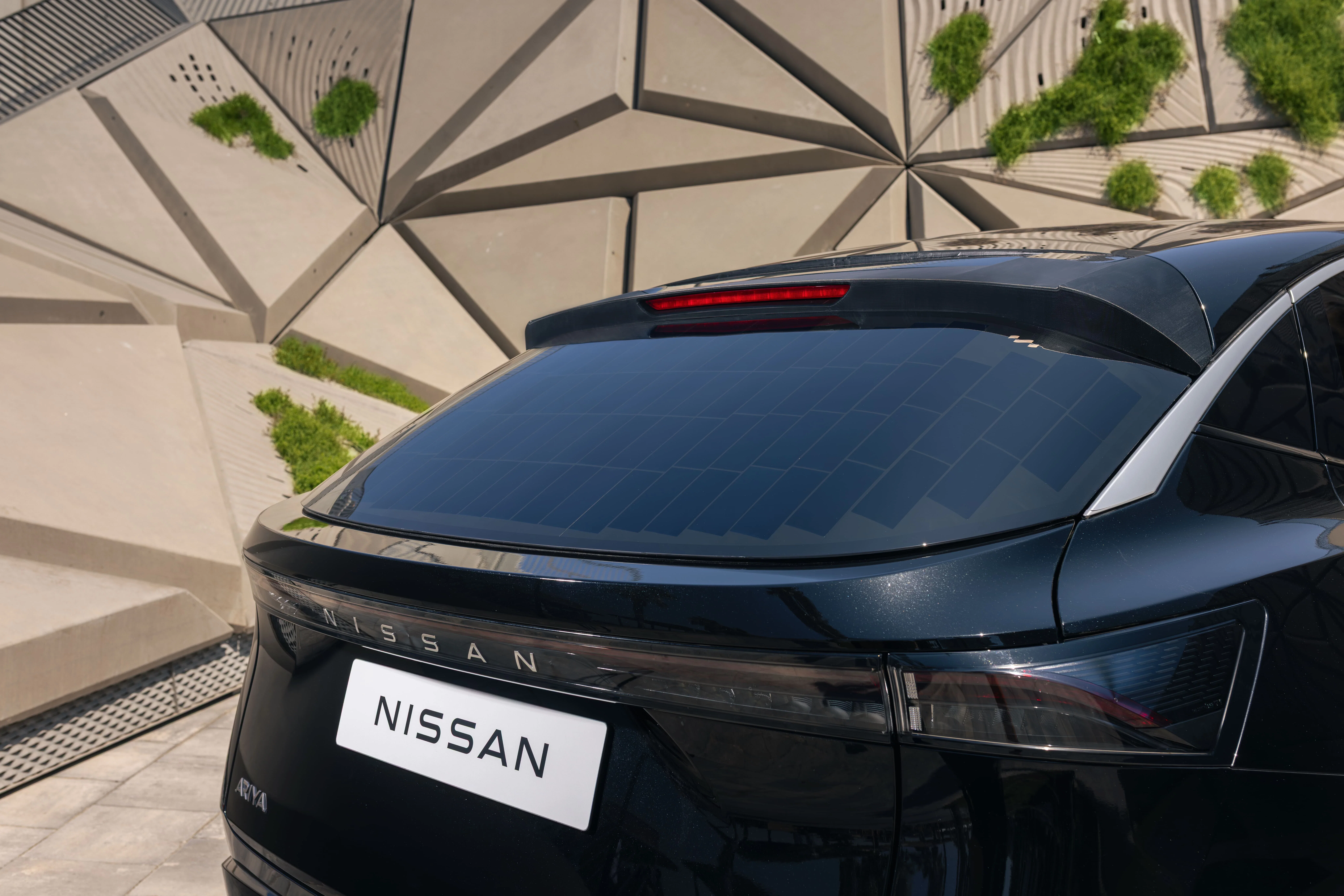 Nissan Ariya ile Şarj Derdi Azalıyor: Güneşten Gelen Ek Menzil