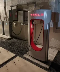 Garaj Seviyesi: Uç Nokta! Evde Supercharger Görünümlü Tesla Şarj İstasyonu