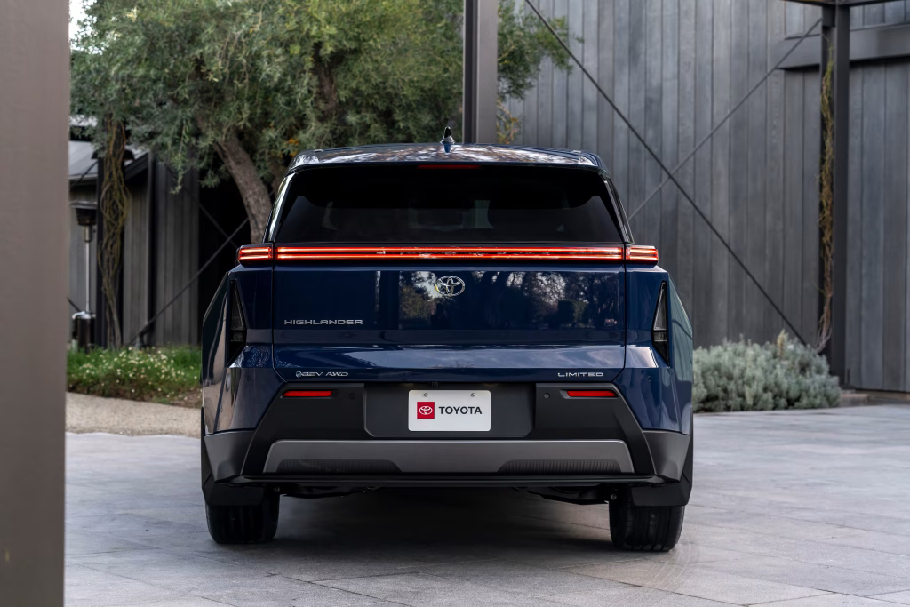 Toyota’dan Elektrikli Aile Bombası: 2027 Highlander 30 Dakikada %80 Şarj Oluyor